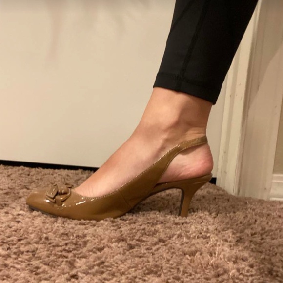 Etienne Aigner brown/tan low heel shoes - Picture 2 of 6